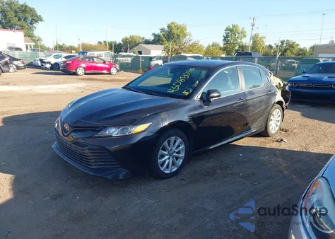 2020 Toyota Camry Le z USA, uszkodzony, nr VIN 4T1C11AK6LU987163